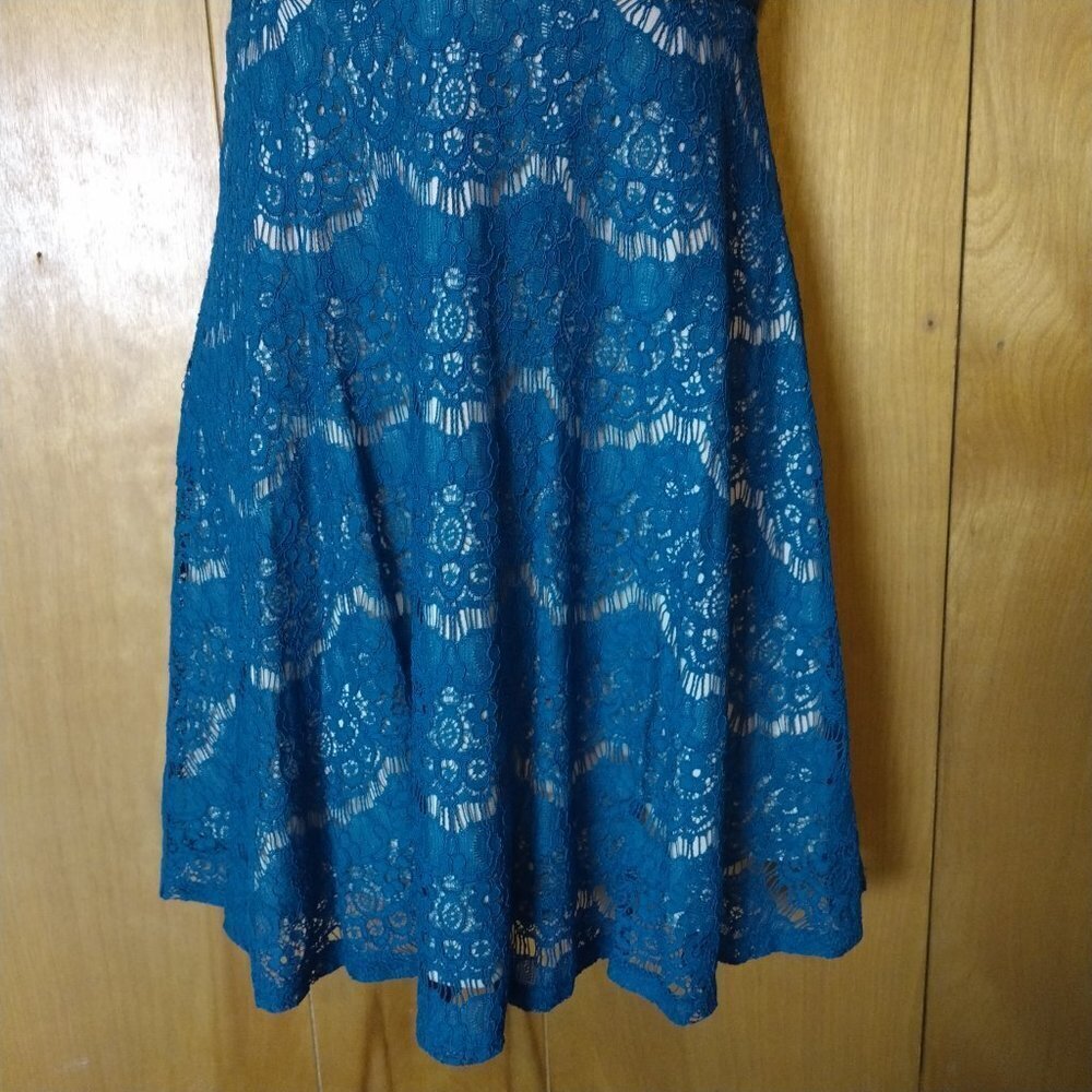 LOVE, FIRE WOMEN'S MEDIUM BLUE SLEEVELESS DRESS LACE OVERLAY FIT AND FLA… - Picture 4 of 6